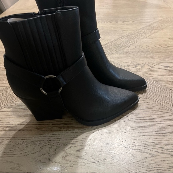 BCBGeneration Women's Cassidy Ankle Boot  9.5M - Picture 2 of 8